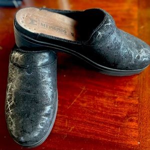 Mephisto clogs black’Satty crackle finish size 40/ 9.5